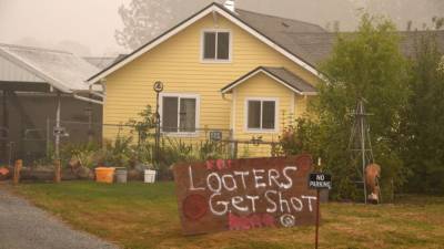 Oregon drivers stopped at gunpoint by groups protecting wildfire ravaged properties from looters - fox29.com - state Oregon