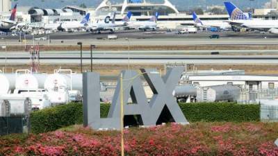 Pilot sees man in jetpack while approaching LAX airport - globalnews.ca