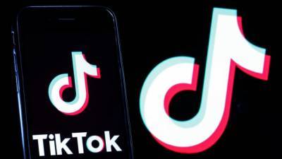 Donald Trump - US government bans TikTok and WeChat from app stores, threatens shutdowns - fox29.com - China - Usa - Washington