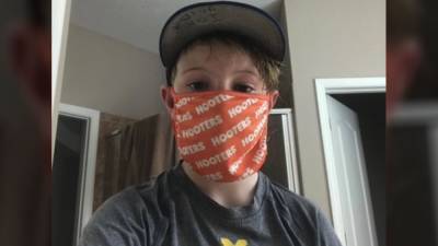 Hooters offers free wings to 5th grader told to remove mask in class - fox29.com