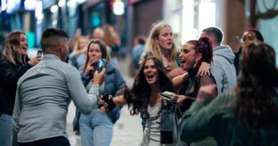 Freshers pack bars for last night of late drinking ahead of 10pm coronavirus curfew - mirror.co.uk - city Birmingham