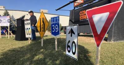 Saskatchewan partners with First Nations entrepreneurs on new highway traffic signs - globalnews.ca
