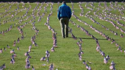 200,000 COVID-19 deaths memorialized by 20,000 American flags across National Mall - fox29.com - Usa - Washington