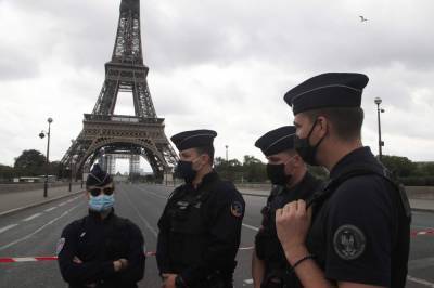 Paris police briefly evacuate Eiffel Tower after bomb threat - clickorlando.com