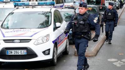 Charlie Hebdo - Paris knife attack injures at least 2, suspect arrested after brief manhunt - fox29.com