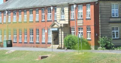 High school with 20 confirmed Covid cases closes for deep clean - manchestereveningnews.co.uk