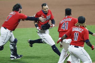 Indians rally for 4-3 win, keep AL Central title hopes alive - clickorlando.com - India - county White - Jordan - city Chicago, county White