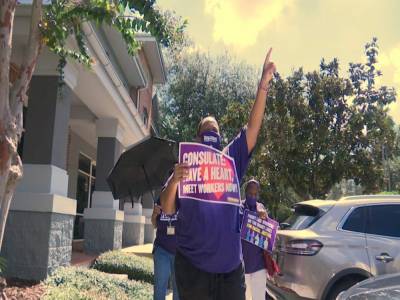 Ron Desantis - ‘We are in jeopardy every day we go into work:’ Nursing home employees protest dangerous work conditions - clickorlando.com - state Florida - city Venice
