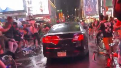 Dermot Shea - Ford Taurus - Car drives through crowd of protesters in Times Square - fox29.com - New York