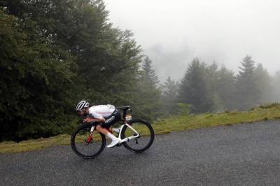 Tadej Pogacar - Roglic seizes Tour yellow jersey, Pogacar wins Stage 9 - clickorlando.com - Switzerland - France