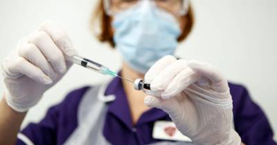 Hospitals are planning to delay the second dose of the coronavirus vaccines to doctors and nurses - worried unions say the delay is 'bizarre' - manchestereveningnews.co.uk