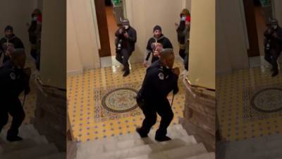 Black US Capitol Police officer hailed as hero for diverting pro-Trump mob during riot - fox29.com - Usa - Washington