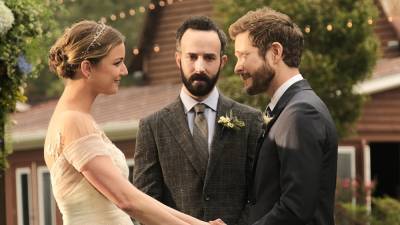 'The Resident' Producer on Season 4 Moving Past COVID and Conrad/Nic's Wedding (Exclusive) - etonline.com
