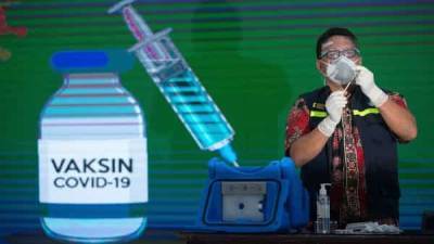Indonesian health workers receive China's Sinovac Covid-19 vaccination - livemint.com - China - Indonesia - city Jakarta