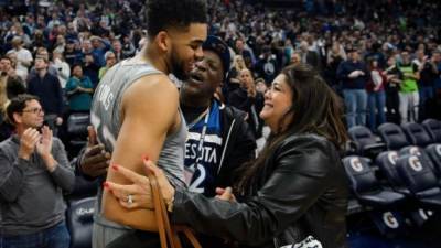 Wolves center Karl-Anthony Towns says he's tested positive for COVID-19 - fox29.com - state Minnesota - city Memphis - city Karl-Anthony - city Minneapolis, state Minnesota - city For