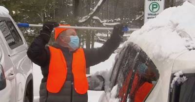 Mirabel, Que., Good Samaritan shovels out hospital workers in gesture of gratitude - globalnews.ca