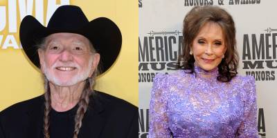 Willie Nelson - Music Legends Willie Nelson and Loretta Lynn Receive Coronavirus Vaccines - justjared.com - state Texas