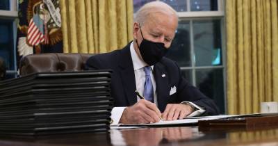 Joe Biden - Joe Biden to sign 10 Covid-19 executive orders including mandatory masks on buses and planes - mirror.co.uk - Usa