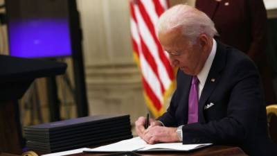 Joe Biden - Brian Deese - Biden signs executive orders on $15 minimum wage for federal workers, food aid increases - fox29.com - Usa - city Baltimore
