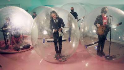 Wayne Coyne - Flaming Lips Perform First ‘Space Bubble’ Pandemic Show, Band & Audience Inside Plastic Spheres - etcanada.com - city Oklahoma City