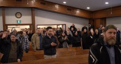 Coronavirus: Video shows maskless crowd inside Aylmer, Ont., church - globalnews.ca