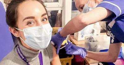 Peter Andre - Emily Macdonagh - Emily Andrea - Peter Andre films the moment wife Emily gets her coronavirus vaccine jab during hospital visit - ok.co.uk