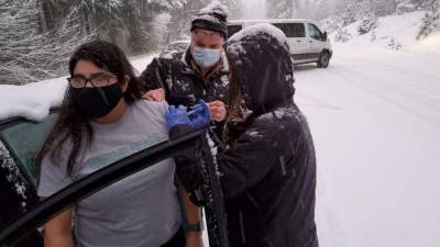 Public Health - Oregon health workers vaccinate drivers while stranded by snow - fox29.com - state Oregon - county Josephine