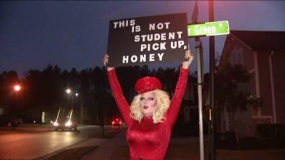 Florida drag queen holds up sign to address neighborhood’s traffic issues - clickorlando.com