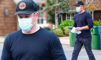 Matt Damon - Jason Bourne - Matt Damon wears face mask after visiting longtime friend Ben Affleck in Los Angeles amid pandemic - dailymail.co.uk - Los Angeles - city Los Angeles