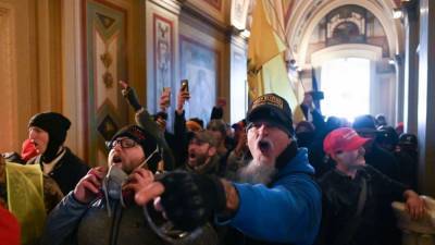 1 shot dead after Trump supporters storm Capitol, breaking windows and violently clashing with police - fox29.com - Washington