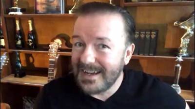 Ricky Gervais - Ricky Gervais Jokes He ‘Will Fight An Old Lady’ To Get COVID-19 Vaccine - etcanada.com
