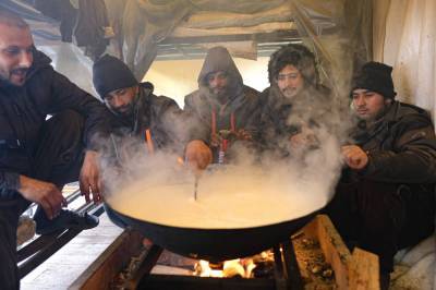 Migrants in burnt Bosnia camp wait for new tents in blizzard - clickorlando.com - Pakistan