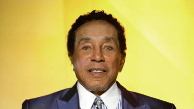 Smokey Robinson Reveals He Almost Died From COVID-19 - etonline.com
