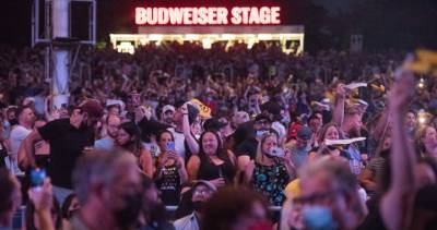 New COVID-19 rules create ‘double standard’ for standing concerts: Ontario venues - globalnews.ca