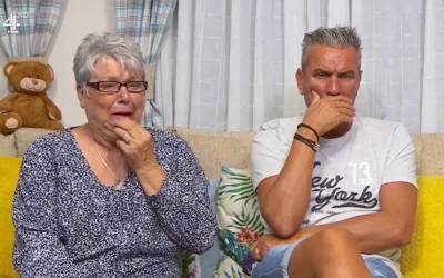 Julie Malone - Gogglebox stars in tears as caring ambulance worker breaks Covid rules to hug woman after partner’s shock death at home - thesun.co.uk