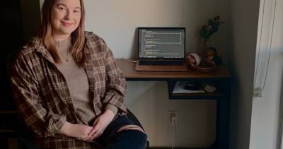 Pandemic pivot: From bartender to coder with just three months of school - globalnews.ca