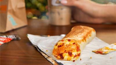 Taco Bell giving away free breakfast burritos as a wake-up reminder - fox29.com - Los Angeles