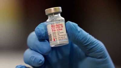 US FDA clears Moderna, J&J covid vaccine booster shots and backs vaccine mixing - livemint.com - Usa - India