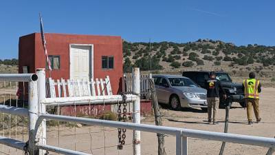 Alec Baldwin - Joel Souza - Alec Baldwin didn't know prop gun contained live round, warrant says - fox29.com - state New Mexico - Santa Fe, state New Mexico - county Baldwin - city Santa Fe