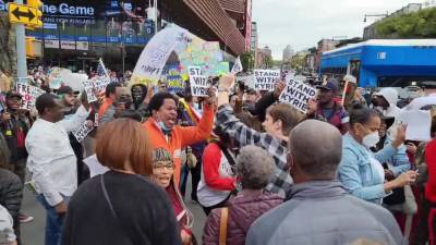 Demonstrators rush barricades, support Irving vs vaccine mandate at Nets game - fox29.com - New York - city New York - San Francisco