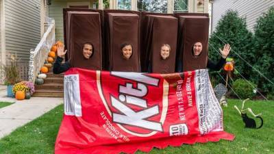Kit Kat Halloween costume for 4 people breaks apart just like the candy - fox29.com