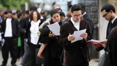 US jobless claims fall to new pandemic low - livemint.com - Usa - India