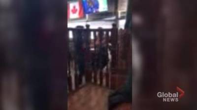 Video: Customers cause scene after allegedly refusing to show proof of vaccine at Saskatoon pub - globalnews.ca