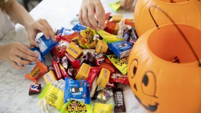 Laurentia Romaniuk - The most popular Halloween candy in every US state, plus top candy cravings - fox29.com - Usa