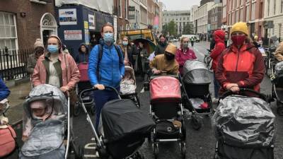 Protest calls for same Covid-19 protocols in all maternity hospitals - rte.ie - Ireland