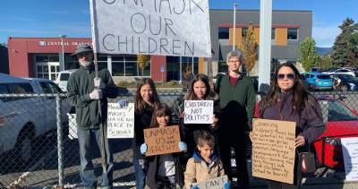 COVID-19: Anti-mask protest outside Kelowna, B.C. school board office draws small crowd - globalnews.ca