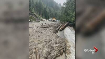 Search for missing people continues after cars swept off Highway 99 by mudslide - globalnews.ca