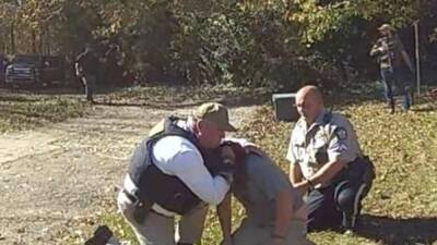 Georgia sheriff talks man into putting down his gun, comforts him - fox29.com - Georgia