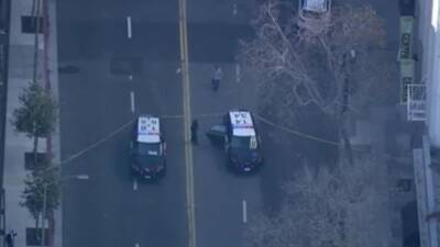 Security guard shot during attempted robbery in Oakland while protecting news crew - fox29.com - county Oakland