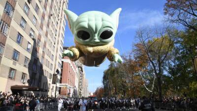 Baby Yoda float delights Macy’s Thanksgiving Day Parade crowd - fox29.com - New York - city New York